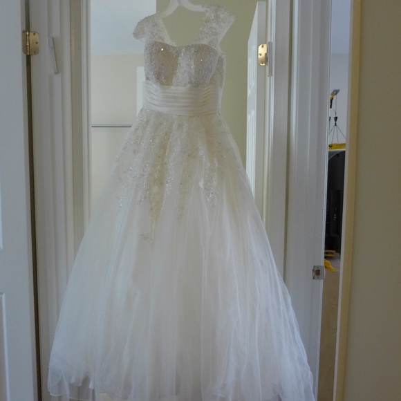 Allure Bridals Ivory Wedding Dress (Style 2513) - Picture 4 of 8